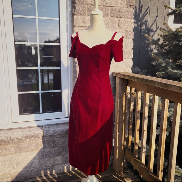 STUNNING 80s red velvet scallop dress - Picture 2 of 7